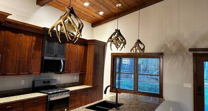 Cozy 2BR Downstairs Suite - TV & Grill Access