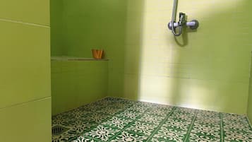 Dusche, Haartrockner, Bidet, Handtücher