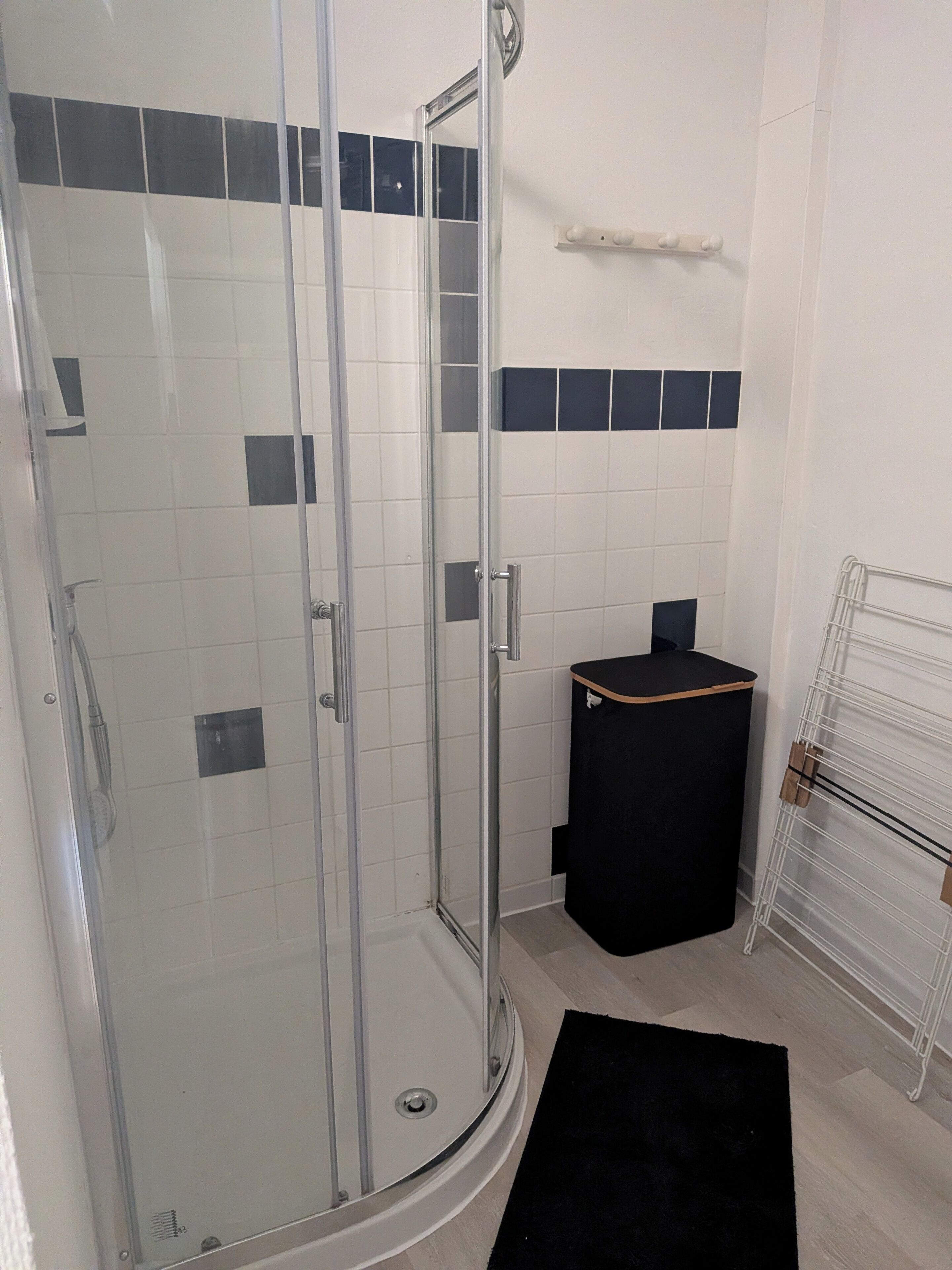 Doccia, asciugacapelli, asciugamani, sapone