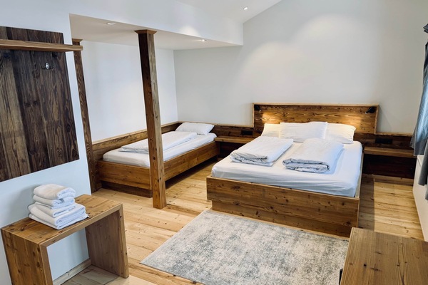 ferienwohnung-neufahrn-alpenstil-Schlafbereich.jpg