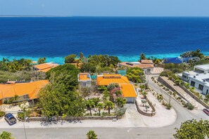 A coastal residential area with houses, a road, and a view of the ocean. - Vrbo Property (Kralendijk)