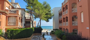 A coastal hotel with balconies, a paved walkway, and a view of the sea. - Impressive penthouse on the seafront (PEÑISCOLA)