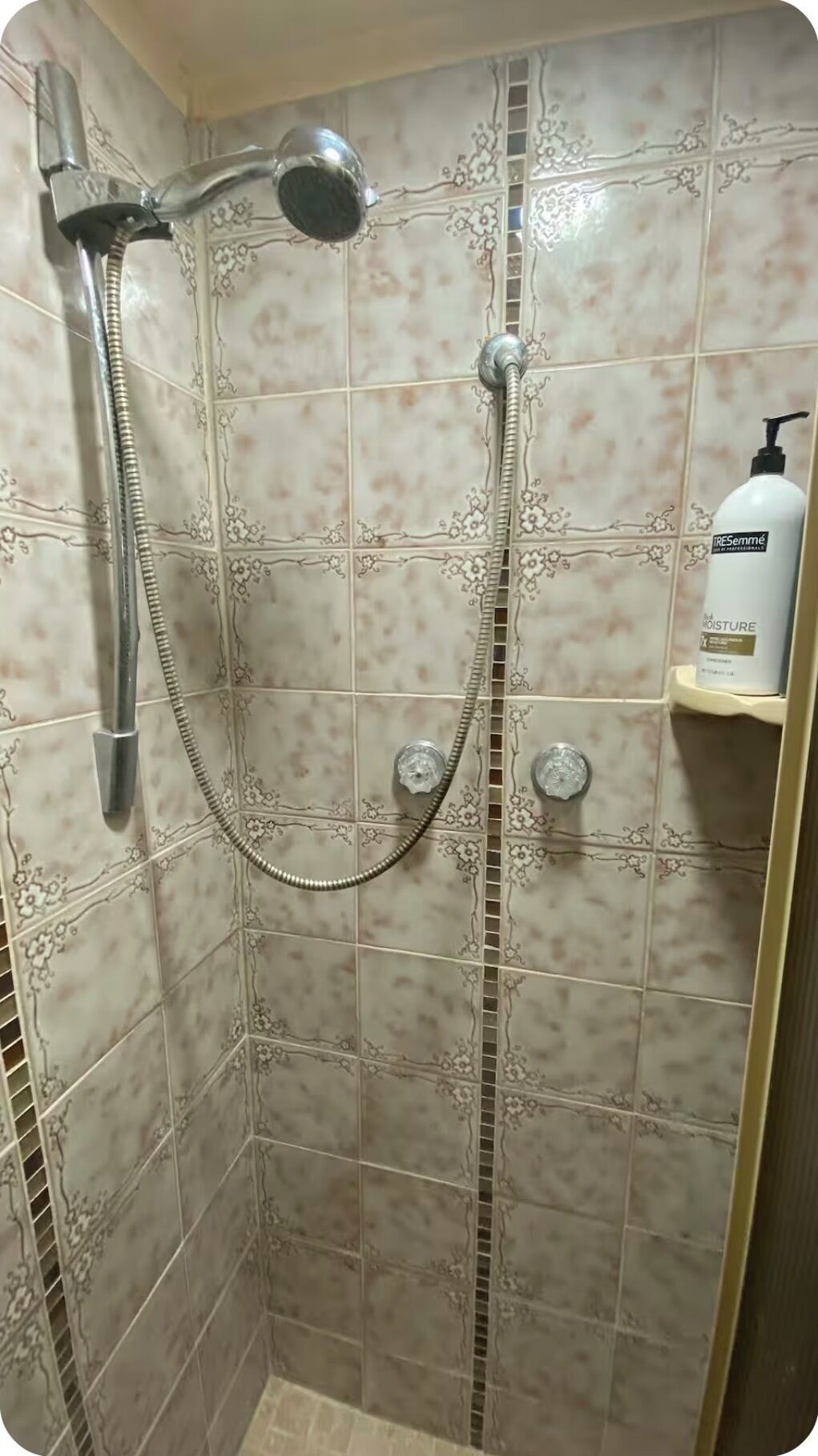 تجهيزات دش، مناشف، صابون، ورق حمّام