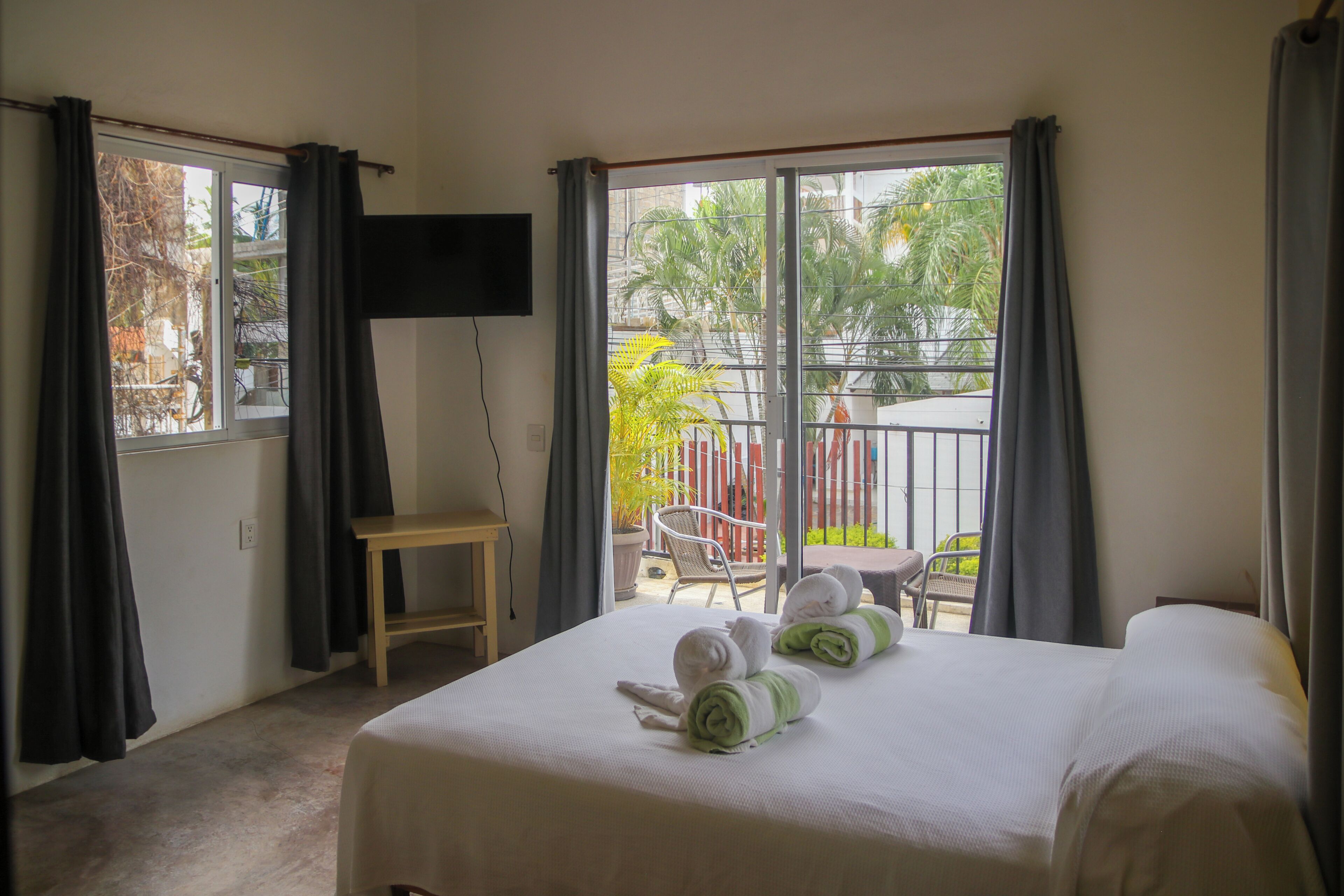 Habitación cuádruple estándar, 2 camas dobles, Se admiten mascotas, vistas a la piscina | Wifi gratis y ropa de cama