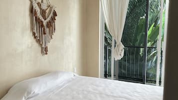 Basic Suite, 1 Queen Bed, Pets Allowed, Poolside | Free WiFi, bed sheets