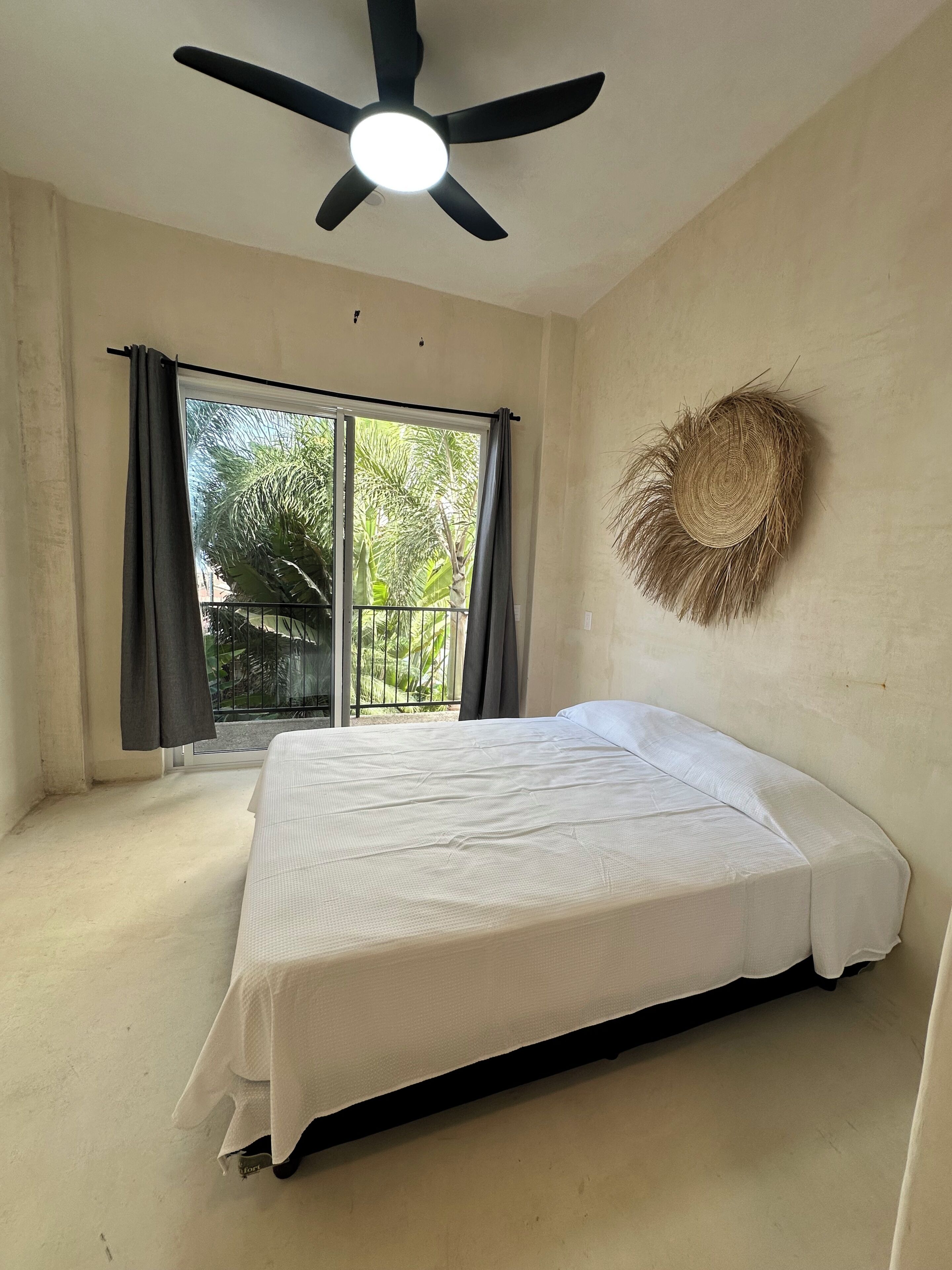 Suite básica, 1 cama Queen size, se aceptan mascotas, junto a la alberca | Wifi gratis y ropa de cama 