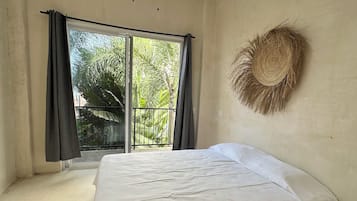 Suite básica, 1 cama Queen size, se aceptan mascotas, junto a la alberca | Wifi gratis y ropa de cama