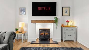 Una televisión, una chimenea