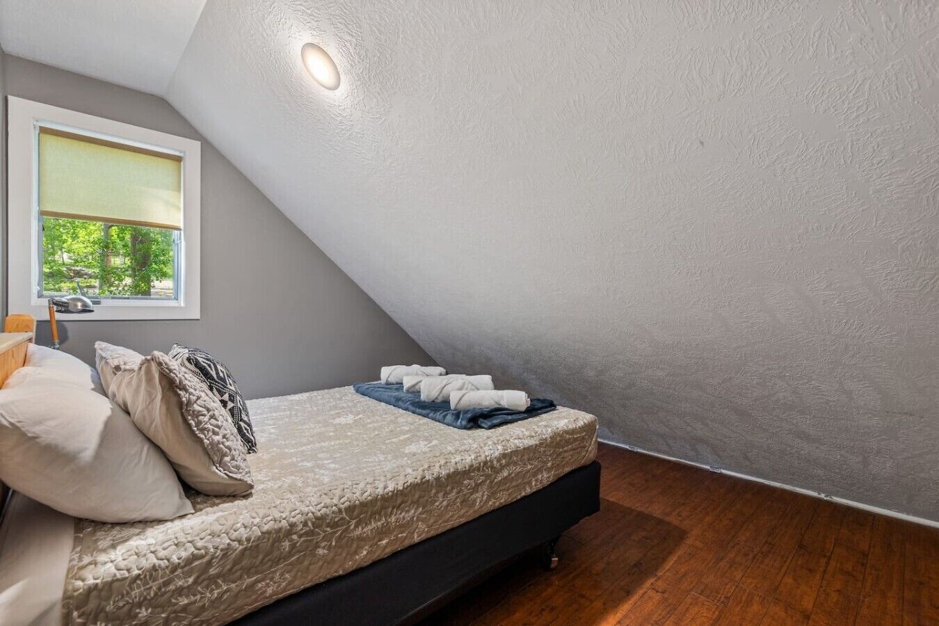 Desk, iron/ironing board, WiFi, bed sheets