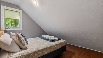Desk, iron/ironing board, WiFi, bed sheets