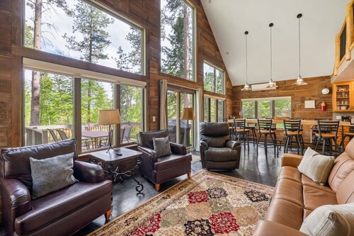 Hot tub+ Side-by-side & Snowmobile trails+ 5 beds