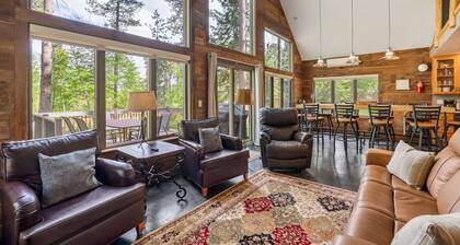 Hot tub+ Side-by-side & Snowmobile trails+ 5 beds