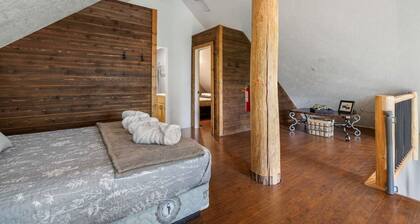 Hot tub+ Side-by-side & Snowmobile trails+ 5 beds
