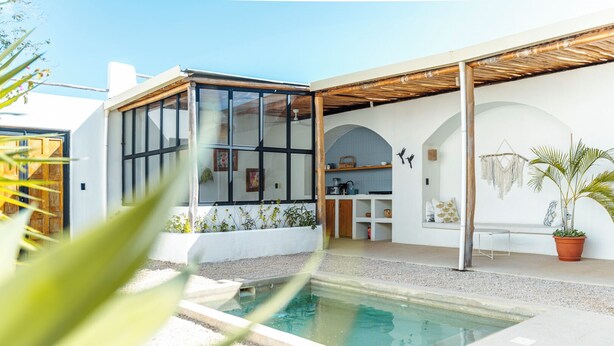 A modern house with a pool, a kitchen, and a seating area. - 5 Villas | 5 Private Pools | Tamarindo | 14 Guests (Tamarindo)
