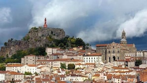 A coastal town with historic buildings, a prominent church, and a lighthouse on a hill. - GR65 Compostelle stage - Duplex 5 pers -Center Puy (Le Puy)