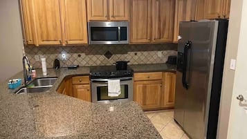 Coffee/tea maker, fridge, microwave, oven