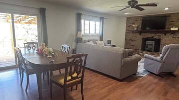 TV, fireplace