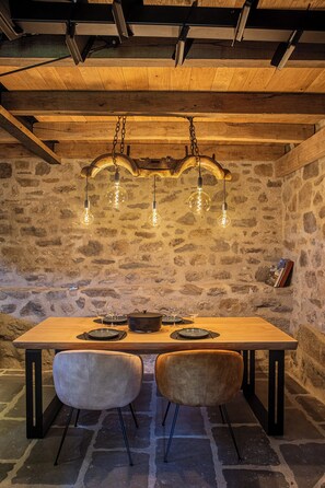 Dining - Buron du Tournel, an exceptional gem nestled in an unspoiled mountain setting. (Mandailles-Saint-Julien)