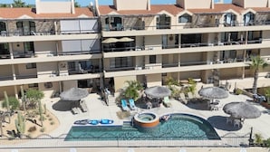 Un hôtel doté d’une piscine, de plusieurs balcons et d’espaces extérieurs aménagés pour se détendre.