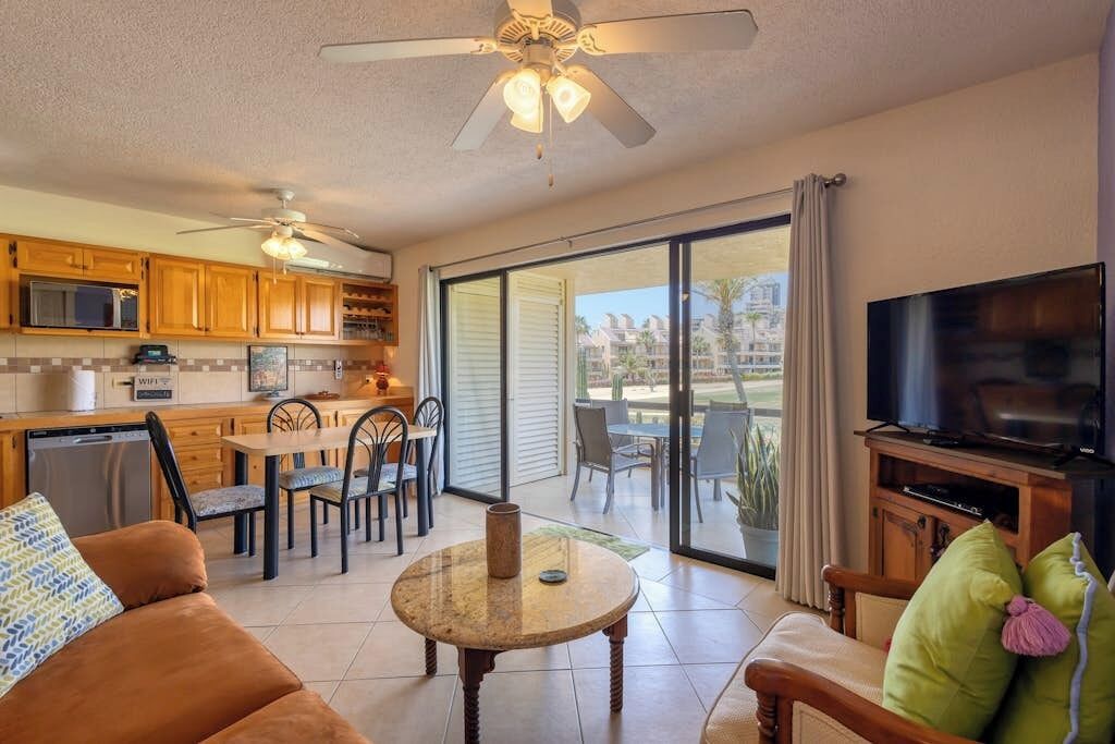 Apartment, 1 Queen Bed, Golf View (La Costa Villa 2 Depto 202) | Living area