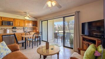Apartment, 1 Queen Bed, Golf View (La Costa Villa 2 Depto 202) | Living area