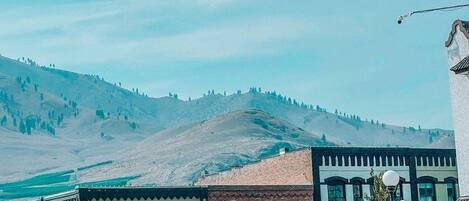 Katunäkymä, jossa näkyy liikennemerkki, rakennus, jonka kyltissä lukee ”Lake Life”, ja taustalla vuori.