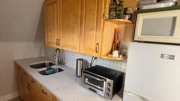 Kühlschrank, Mikrowelle, Wasserkocher, Toaster