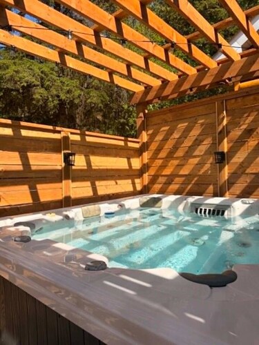 Chalet bois rond avec SPA, piscine et petite plage