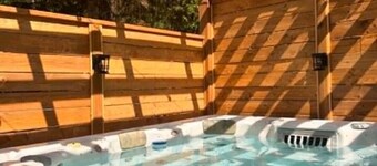 Chalet bois rond avec SPA, piscine et petite plage