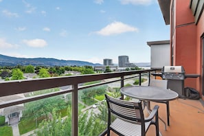 Deluxe Apartment, 2 Bedrooms, Balcony, Mountain View | Terrace/patio - Playa Del Sol 2 Bd 649 w Mountain Views (Kelowna)