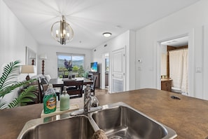 Interior - Playa Del Sol 2 Bd 649 w Mountain Views (Kelowna)