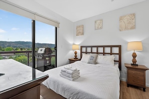 Deluxe Apartment, 2 Bedrooms, Balcony, Mountain View | Blackout curtains, iron/ironing board, free WiFi - Playa Del Sol 2 Bd 649 w Mountain Views (Kelowna)