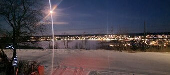 Beautiful view over the lake from a deck with picnic table and BBQ!Pet friendly!