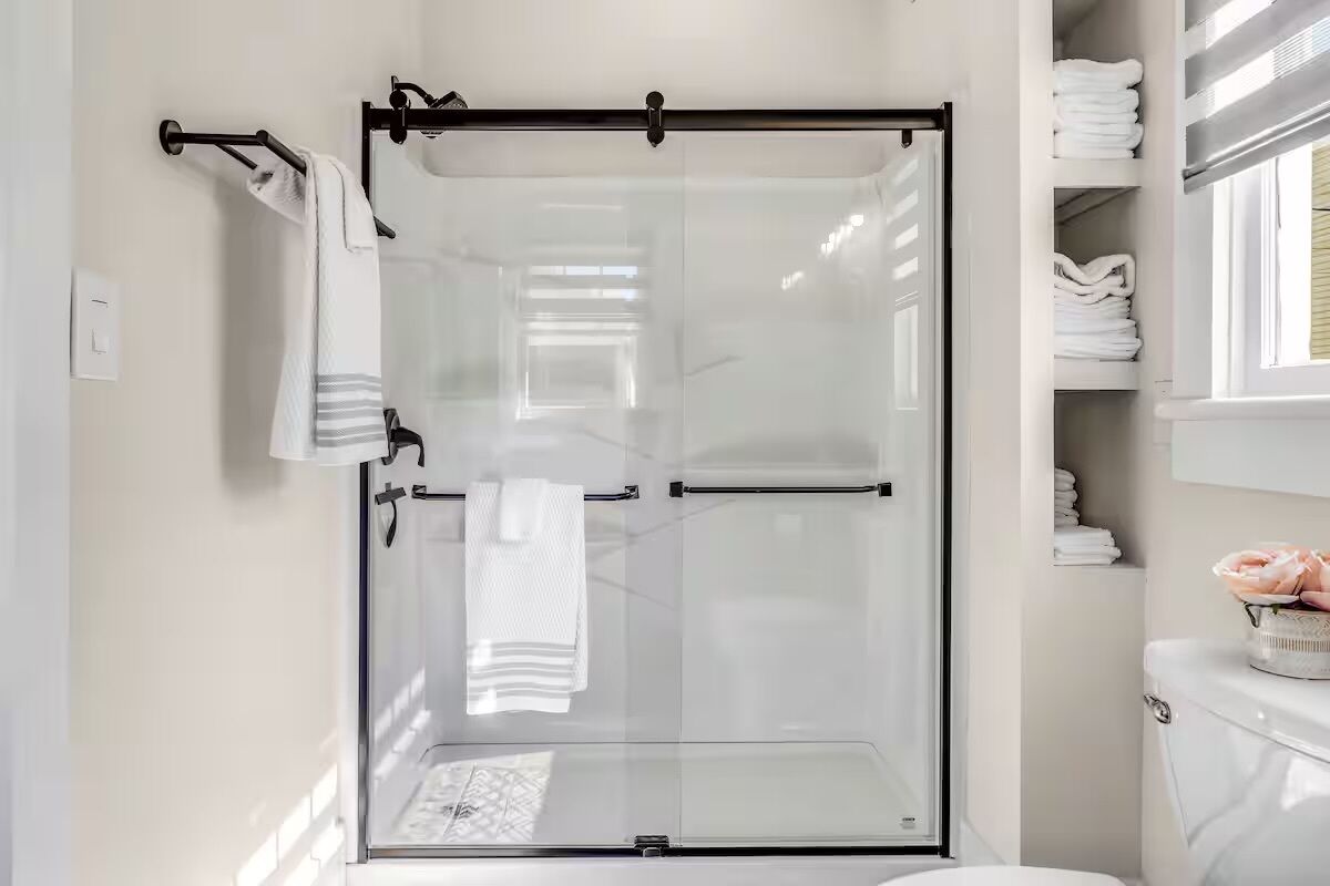 Douche, sèche-cheveux, serviettes fournies, savon