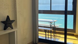 Ein Schlafzimmer mit großem Fenster, einem Stern-Dekor und Meerblick.