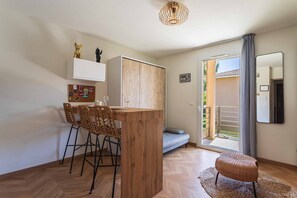 Eine moderne Küche mit einer Holzinsel, Barhocker und einem Esstisch.