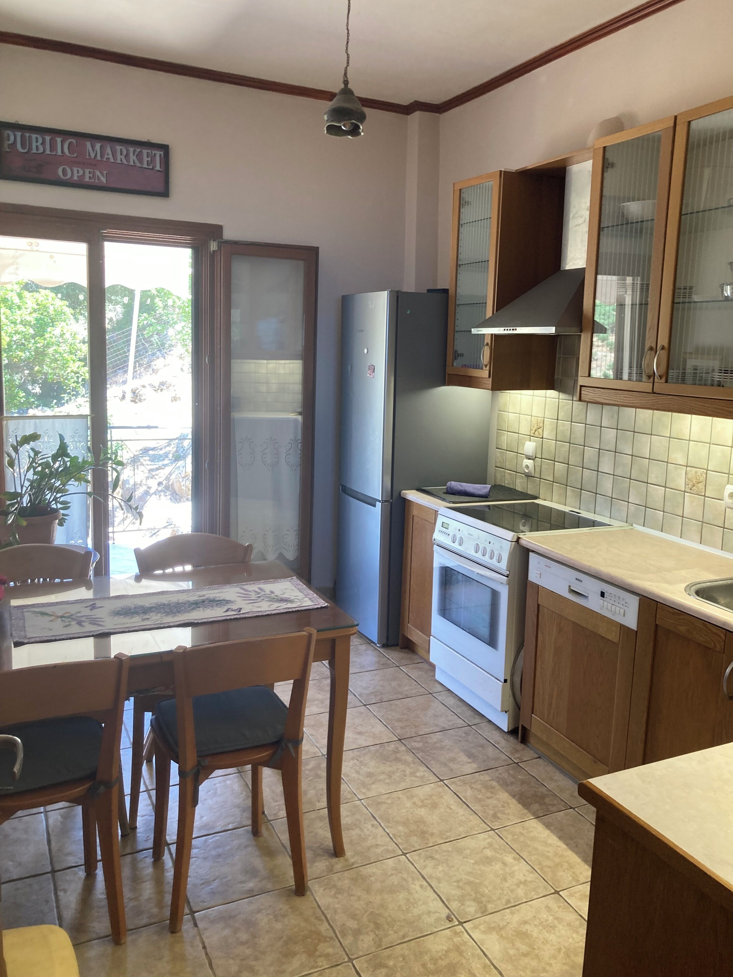 Coffee/tea maker, fridge, oven, stovetop