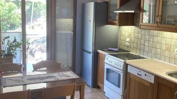 Coffee/tea maker, fridge, oven, stovetop