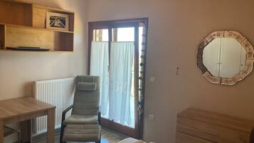 2 bedrooms, in-room safe, iron/ironing board, WiFi (free)