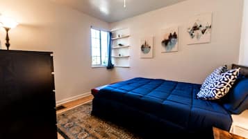 Tabla de planchar con plancha, wifi gratis y ropa de cama
