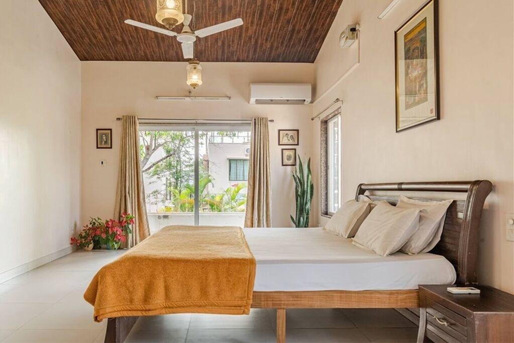 5 bedrooms, iron/ironing board, Internet, bed sheets