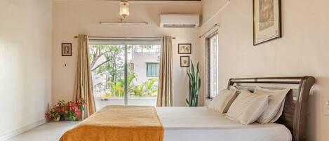 5 bedrooms, iron/ironing board, Internet, bed sheets