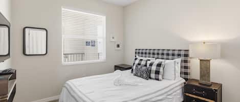 Tabla de planchar con plancha, wifi y ropa de cama