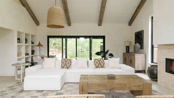 Smart TV, lareira, livros, aparelho de som
