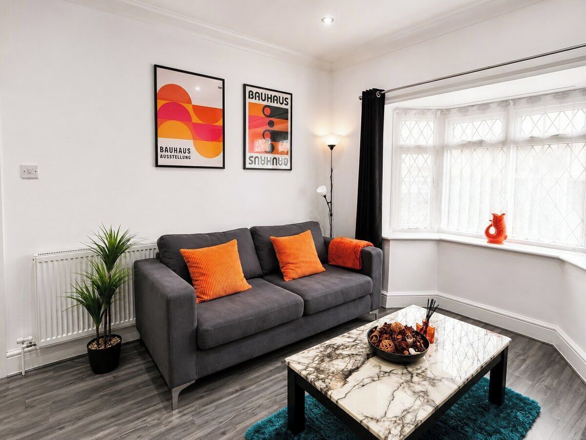4 Bed Home Near Legoland | Sleeps 8 | Parking - 溫莎