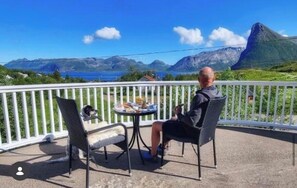 Outdoor dining - Senja Living Sea View apartment (Troms)