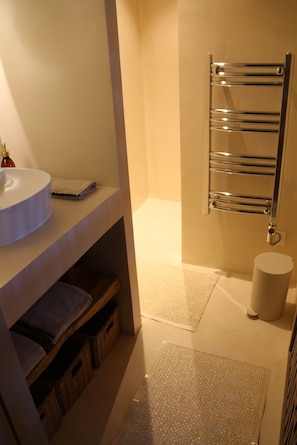 A bathroom with a white sink, a towel rack, a toilet, and storage baskets. - Mas d'âme-Gîte d'exception with swimming pool between sky and hills in Haute Provence (REVEST SAINT MARTIN)