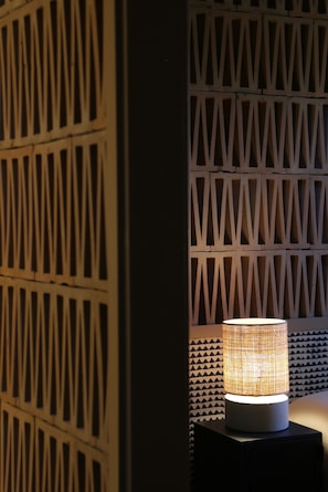 A room with a patterned wall, a lamp on a nightstand, and a geometric wall design. - Mas d'âme-Gîte d'exception with swimming pool between sky and hills in Haute Provence (REVEST SAINT MARTIN)