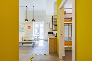 Eine moderne Küche mit Essbereich, einer Treppe und Blick ins Freie.