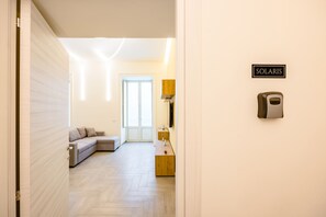 Een hal met een bank, een houten bureau, een lamp en een bordje met de tekst 'SOLARIS'.